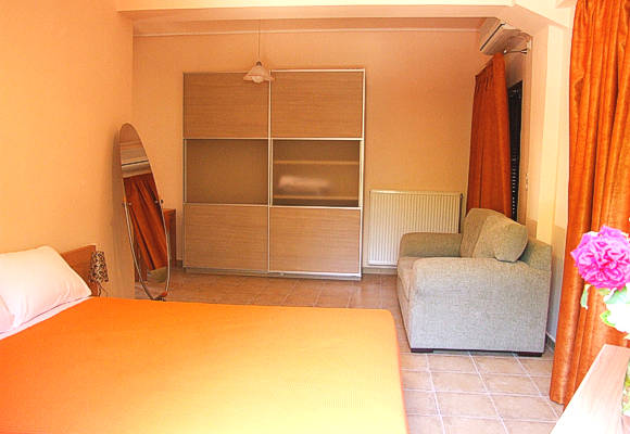 Spacious, tastefully decorated bedroom 